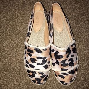 Schutz leopard flats